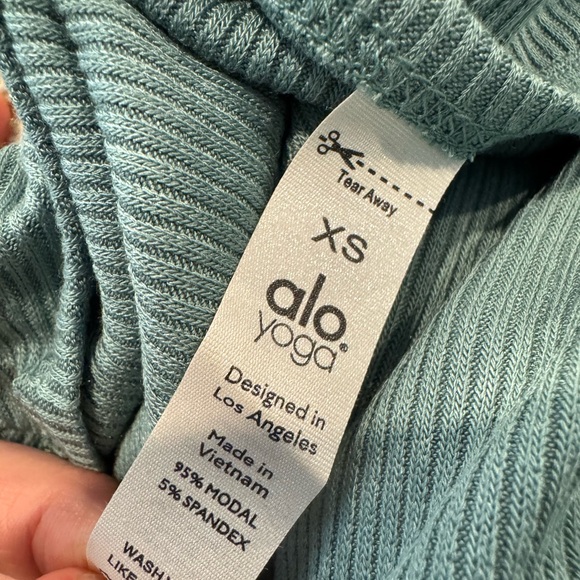 ALO YOGA BLACK RIBBED CROPPED WHISPER CARDIGAN NWT XS Soft Seagrass - Picture 2 of 6